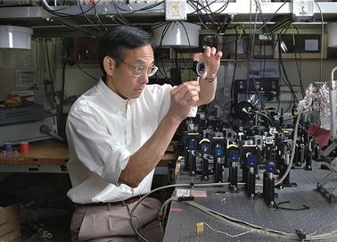 D:/zjuwq/3 Teaching/本科生/课程/制冷与低温原理/第一章/Materials/by other method/Laser/朱棣文/Steven Chu 5.jpg